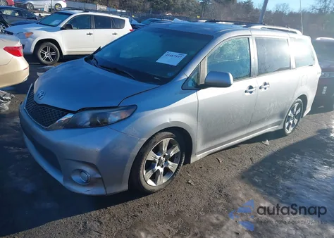 2012 Toyota Sienna Se 8 Passenger z USA, uszkodzony, nr VIN 5TDXK3DC7CS265790